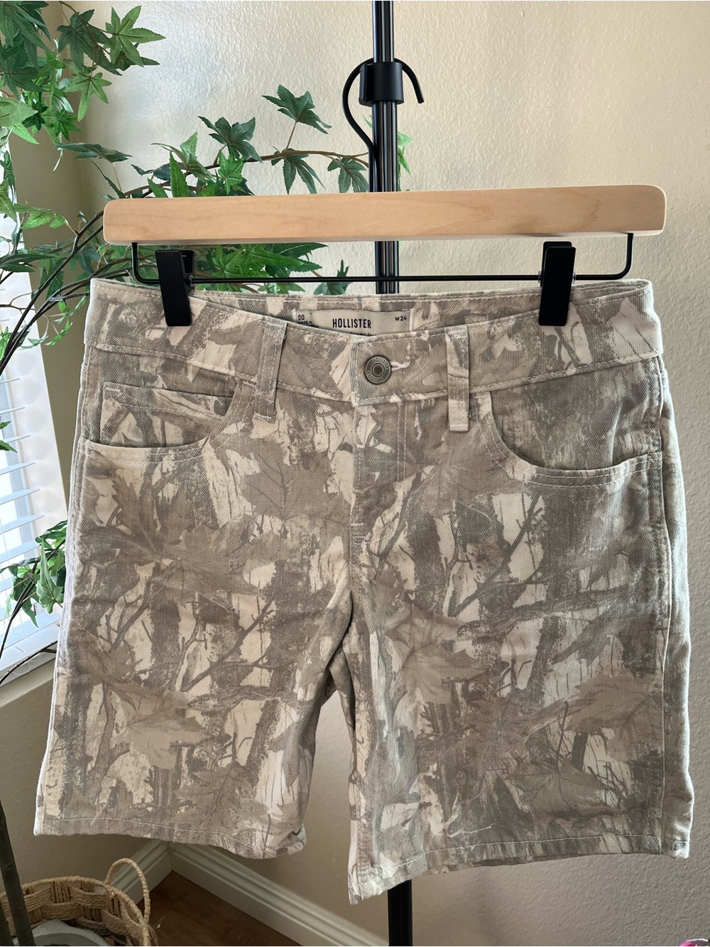 Hollister Low-Rise Baggy Camo Jorts 🤎